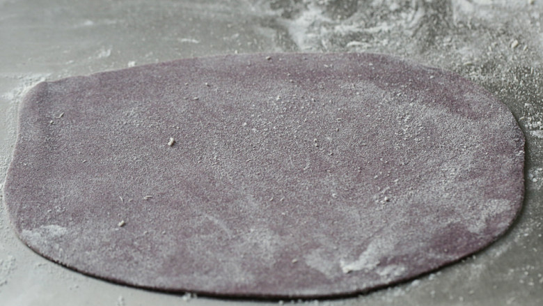 红糖花卷（黑米版）,按顺序取第一个面团擀开成约23CM长的长方形面片，并抹上一层干粉；
