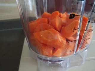 胡萝卜馒头,切成小块倒入料理机。