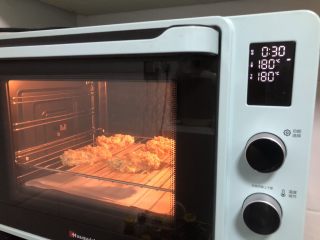 薯片鸡翅,180度烤三十分钟
