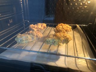 薯片鸡翅,烤箱底盘垫一层烤纸防止弄脏烤盘