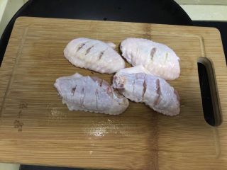 薯片鸡翅,鸡翅清洗干净，在表面划刀