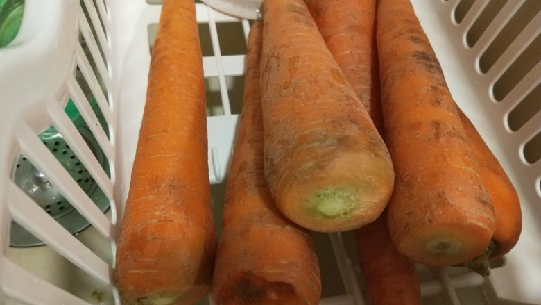 胡萝卜馒头,胡萝卜洗干净只用两根。