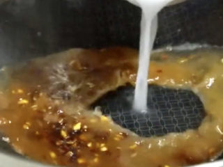 莲藕肉丸,然后淋入淀粉水勾芡，大火烧开，汤汁收浓稠一点就可以了