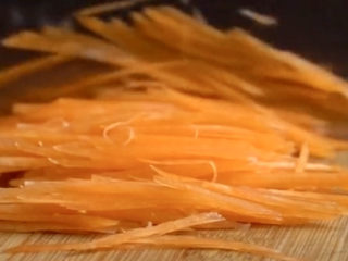 莲藕肉丸,胡萝卜切成细细的细丝，这样吃起来才软，一会好团