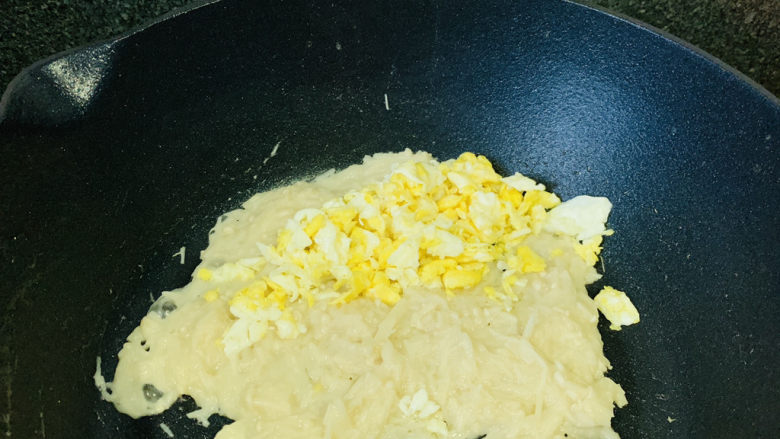 金针菇炒蛋,金针菇变软，加入炒好的鸡蛋