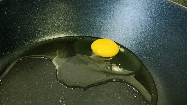 金针菇炒蛋,打入鸡蛋