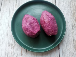 紫薯芝麻饼,紫薯去皮洗净
