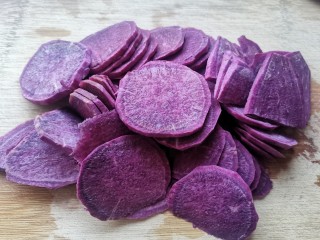 紫薯芝麻饼,切薄片