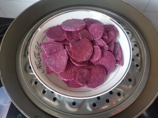 紫薯芝麻饼,水开上锅蒸15分钟