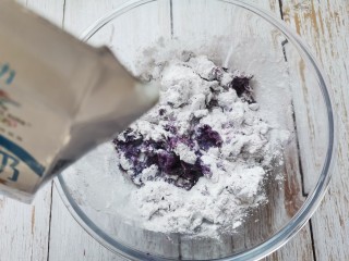 紫薯芝麻饼,倒入牛奶