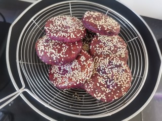 紫薯芝麻饼,煎好捞出沥油