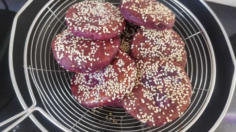 紫薯芝麻饼,煎好捞出沥油