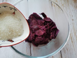 紫薯芝麻饼,蒸好的紫薯趁热倒入白糖