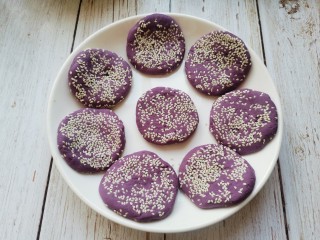 紫薯芝麻饼,全部做好放入盘中
