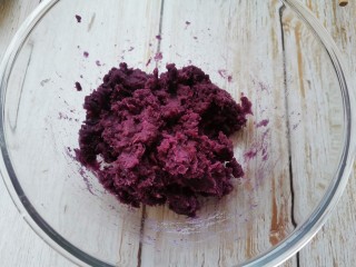 紫薯芝麻饼,压成泥