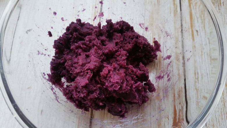 紫薯芝麻饼,压成泥