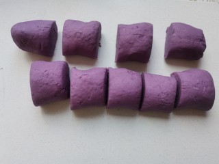 紫薯芝麻饼,切成大小差不多的挤子
