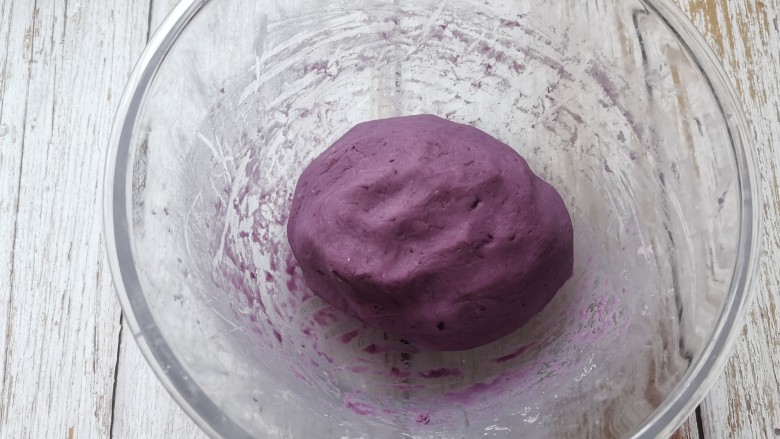 紫薯芝麻饼,揉成光滑的团子