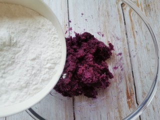 紫薯芝麻饼,稍凉倒入糯米粉