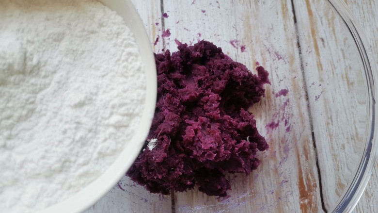 紫薯芝麻饼,稍凉倒入糯米粉