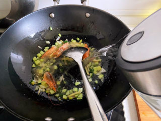 虾仁豆腐羹,虾头完全变色后倒入开水，开水没过虾头。