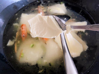 虾仁豆腐羹,然后用勺子将内脂豆腐下到锅中，大火烧开。