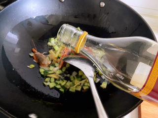 虾仁豆腐羹,待虾头开始变色加入一点点料酒，继续翻炒。