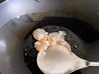 虾仁豆腐羹,把腌渍好的虾仁倒入锅中煎一下，两面都煎一下。