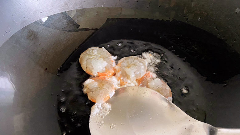 虾仁豆腐羹,把腌渍好的虾仁倒入锅中煎一下，两面都煎一下。