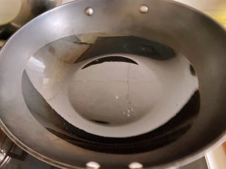 虾仁豆腐羹,锅中放油，油热了以后改中小火。