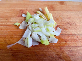 虾仁豆腐羹,葱姜切末备用，喜欢吃蒜，也可以切点蒜末，不喜欢就不放。