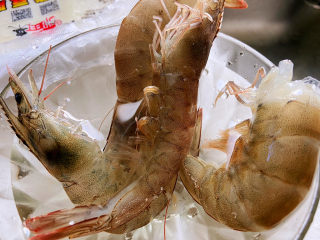 虾仁豆腐羹,海虾洗干净虾头去掉，但不要把虾头扔掉呀，后面会用到的。