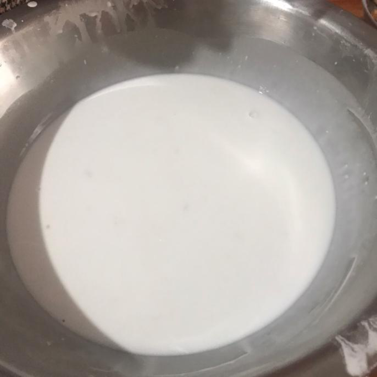 凉皮儿,洗面水静置沉淀五小时后，把表面水倒掉只留底部沉淀，加入半碗清水，把面水搅拌均匀；