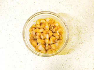毛豆炒鸡丁,搅拌均匀，静置半小时，使其入味