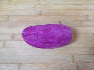 紫薯芝麻饼,紫薯去皮洗干净。