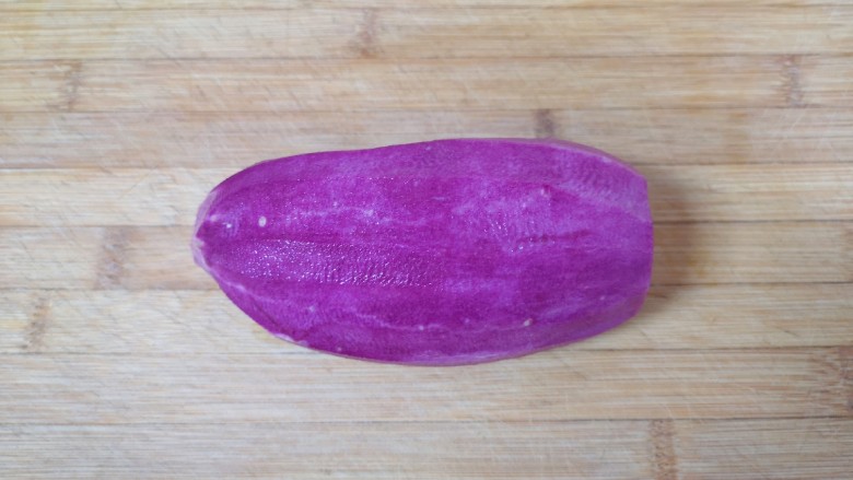 紫薯芝麻饼,紫薯去皮洗干净。