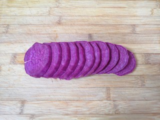 紫薯芝麻饼,切成片。