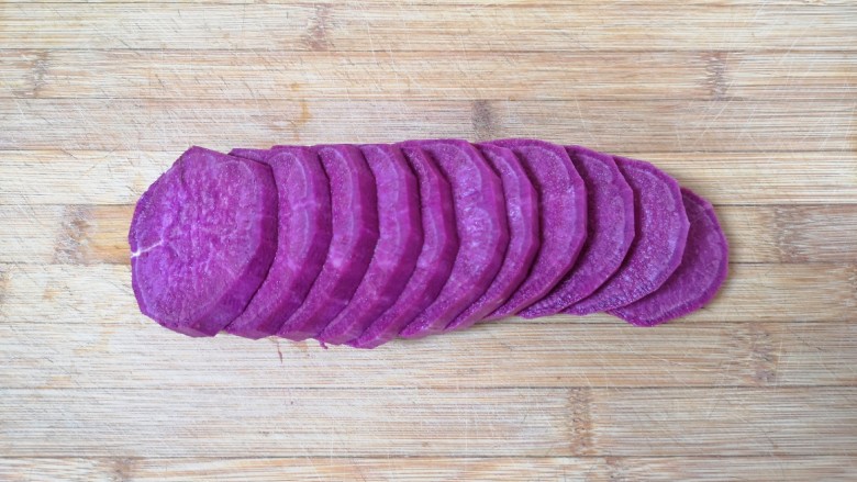 紫薯芝麻饼,切成片。
