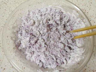 紫薯芝麻饼,用筷子搅拌均匀。