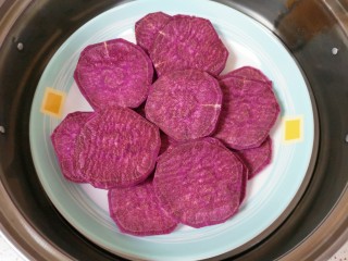 紫薯芝麻饼,放在盘子里隔水蒸熟。