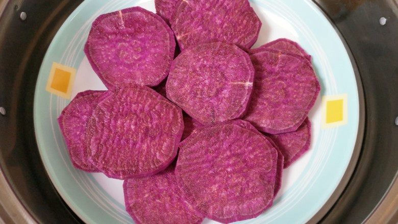 紫薯芝麻饼,放在盘子里隔水蒸熟。