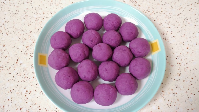 紫薯芝麻饼,分成25g一份搓圆备用。