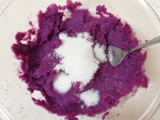紫薯芝麻饼,加入细砂糖搅拌均匀。