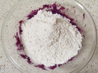 紫薯芝麻饼,加入糯米粉。
