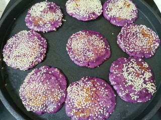紫薯芝麻饼,多翻几次，煎至两面金黄就熟了。
