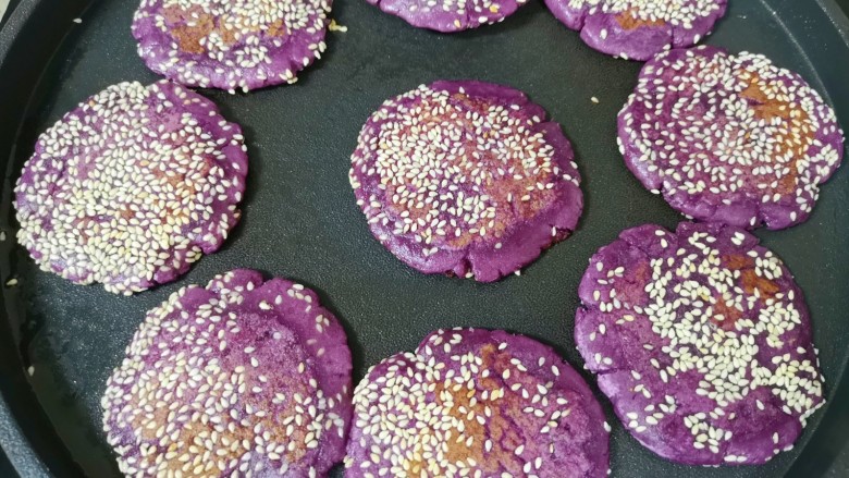 紫薯芝麻饼,多翻几次，煎至两面金黄就熟了。