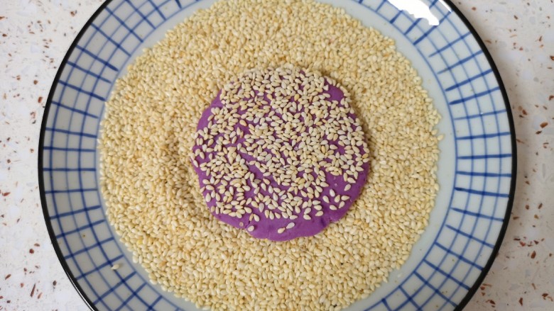 紫薯芝麻饼,两面粘上白芝麻。