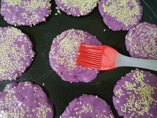 紫薯芝麻饼,给饼的上面也刷上一层食用油。