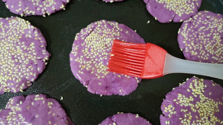 紫薯芝麻饼,给饼的上面也刷上一层食用油。