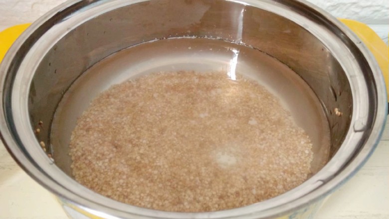 藜麦豆浆西米露,泡开后的藜麦倒入锅中煮至